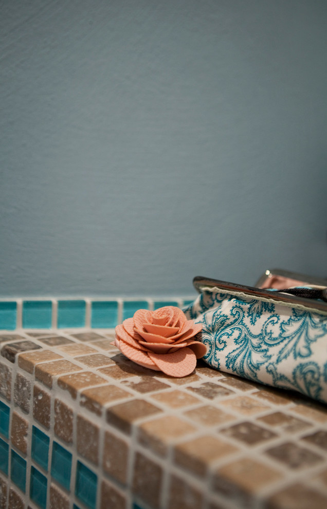 Mediterranes Badezimmer mit grüner Wandfarbe in Sonstige