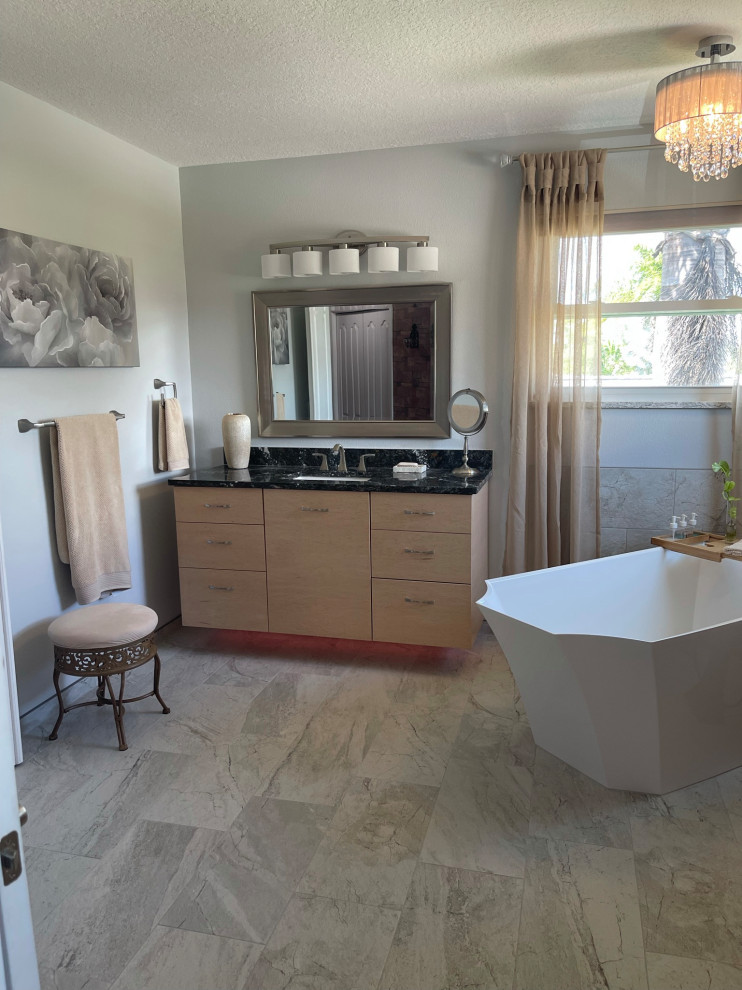 Example of a minimalist bathroom design in Orlando