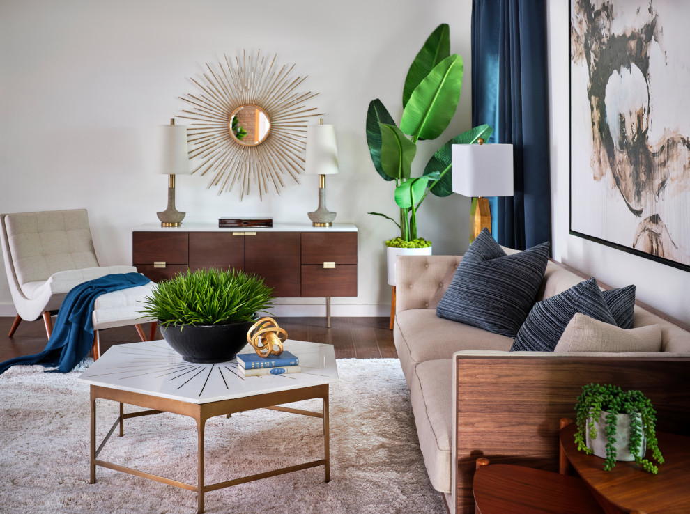 Ispirazione per un soggiorno minimalista di medie dimensioni e aperto con pareti bianche, pavimento in legno massello medio, pavimento marrone e soffitto a volta