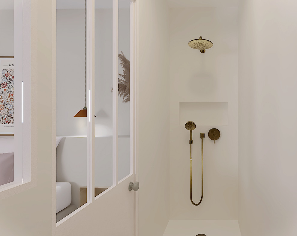 Idéer för små medelhavsstil badrum med dusch, med släta luckor, skåp i ljust trä, en kantlös dusch, beige väggar, betonggolv, ett nedsänkt handfat, träbänkskiva och beiget golv