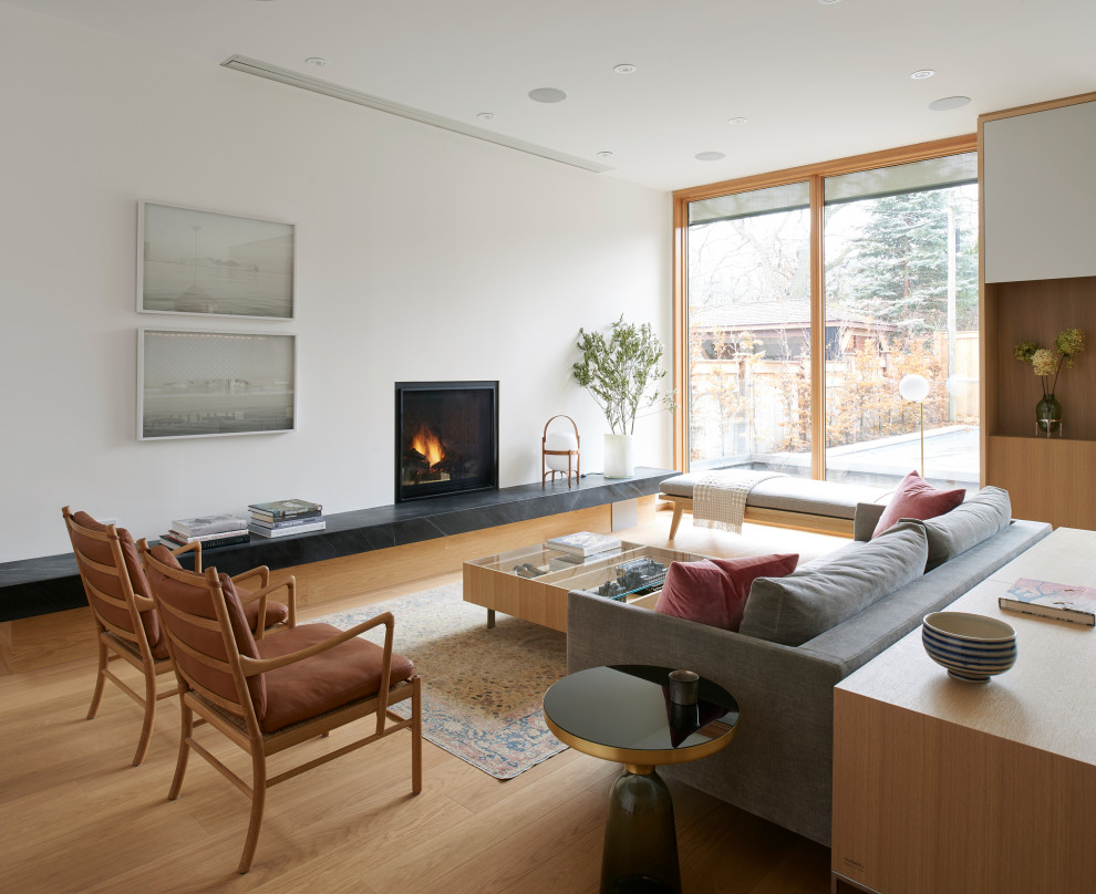 This is an example of a contemporary living room in Toronto.