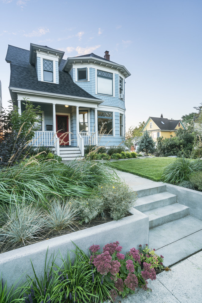 This is an example of a mid-sized transitional front yard full sun garden in Seattle with a retaining wall.