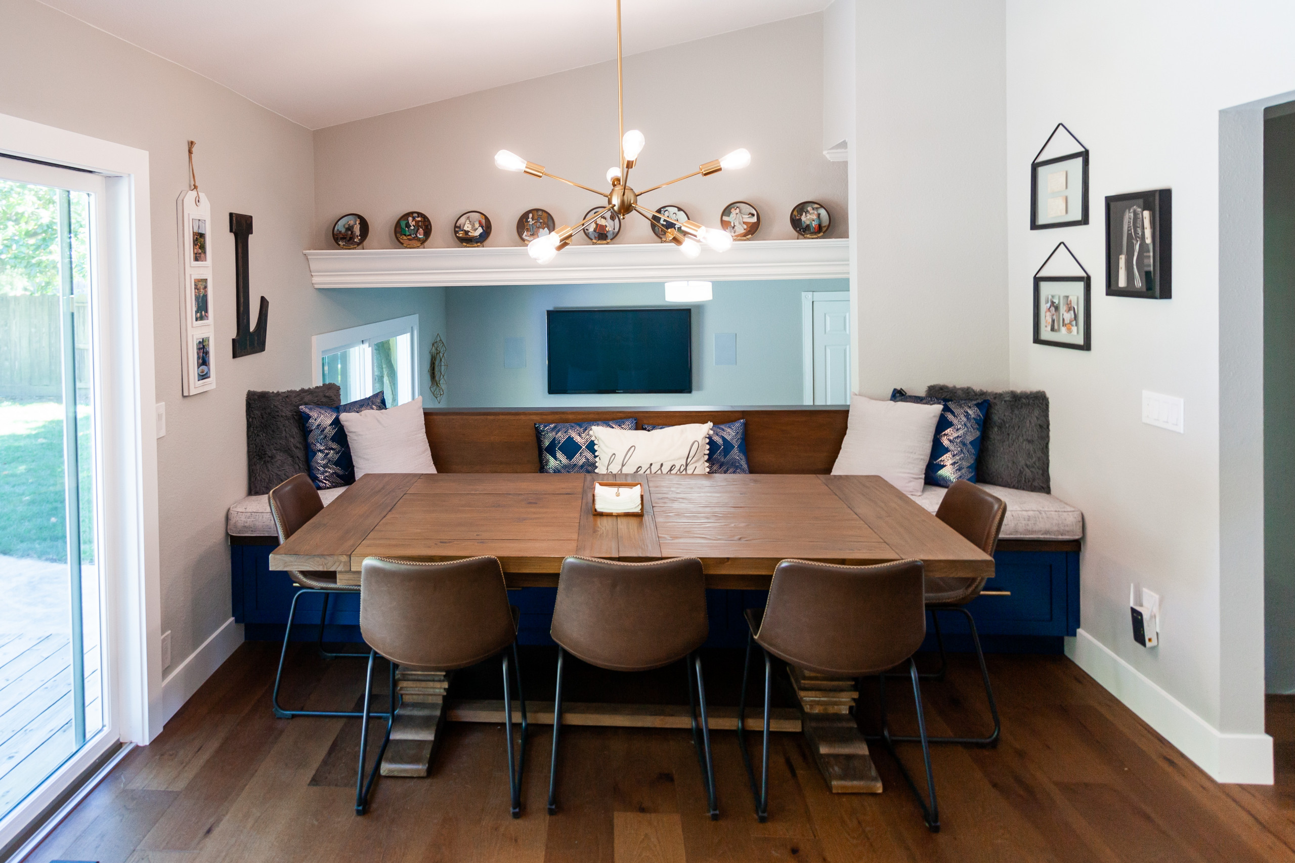 Stunning Kitchen w Blue Island