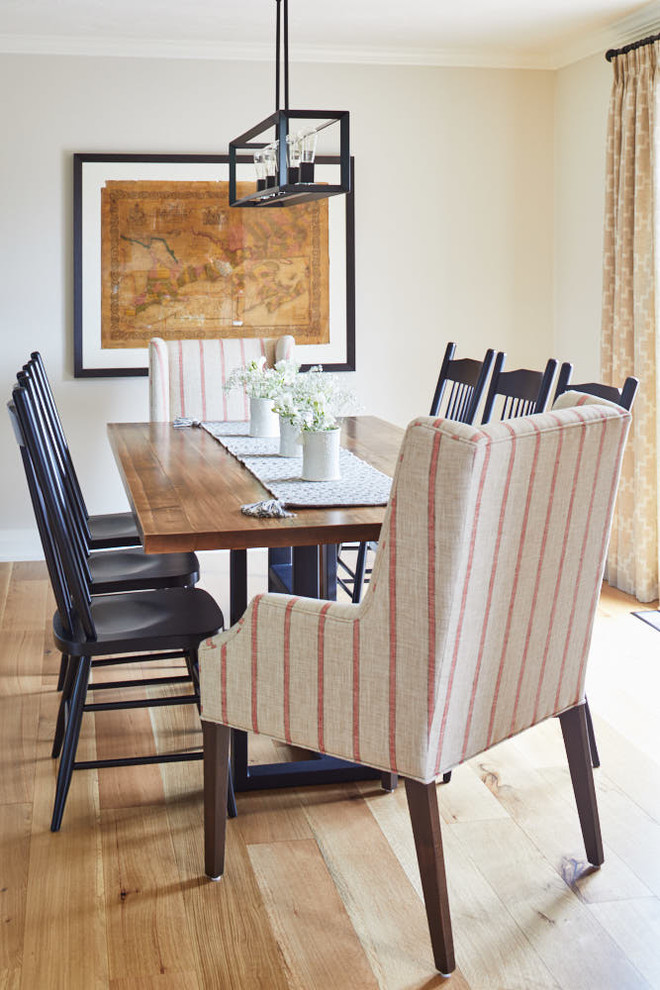 Example of a cottage dining room design in Toronto