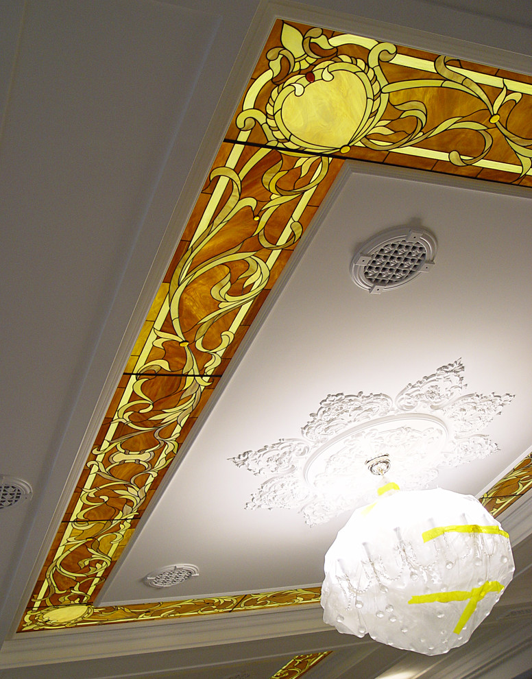 Комплект витражей в храмовый комплекс