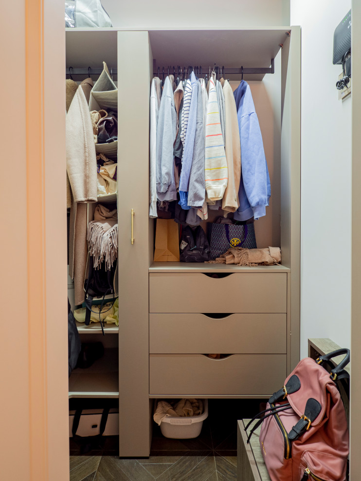 Меблировка квартиры: необычная кухня и гардеробная