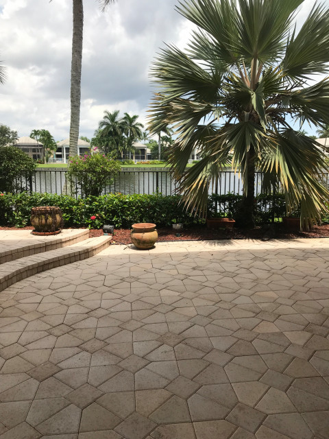 Before Pool Area contemporaneo-piscina