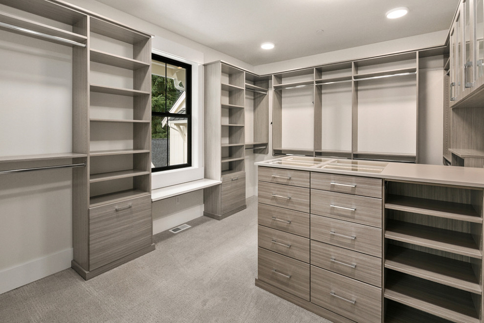 Ejemplo de armario y vestidor unisex campestre grande con a medida, armarios con paneles lisos, puertas de armario grises, moqueta y suelo gris
