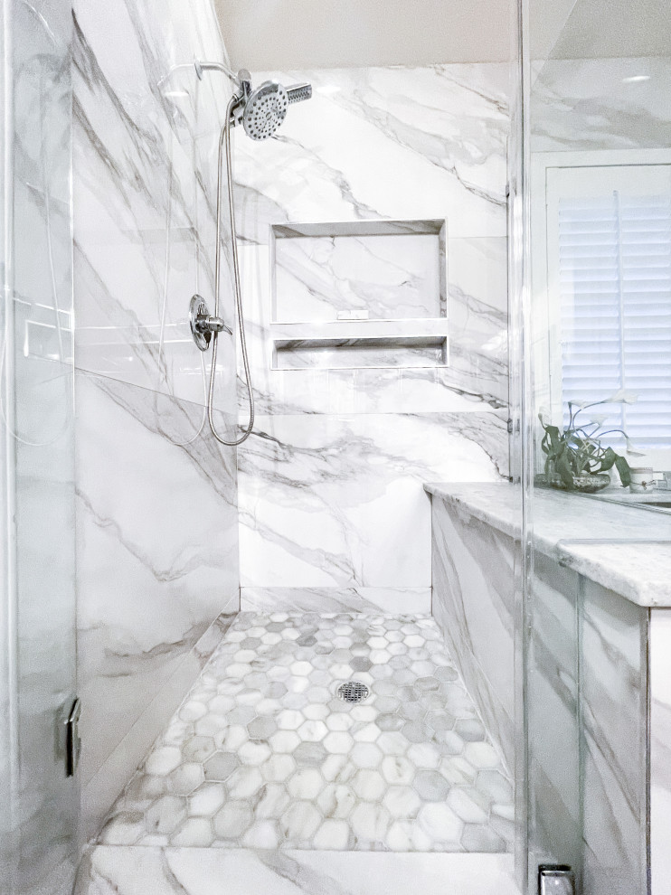 Inspiration pour une grande salle de bain traditionnelle avec une baignoire indépendante, une douche d'angle, un carrelage multicolore, du carrelage en marbre, un mur blanc, un sol marron, une cabine de douche à porte battante et une niche.