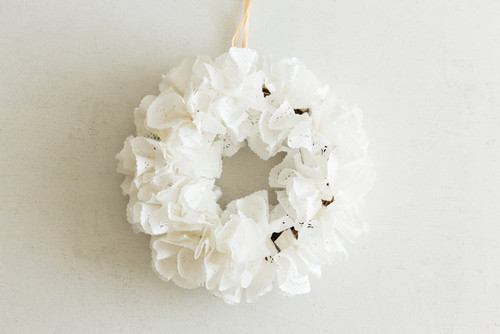 簡単DIY：レースペーパーで作る、カジュアルでシックなリース | Houzz
