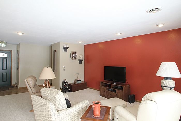 Example of a transitional home design design in Cedar Rapids