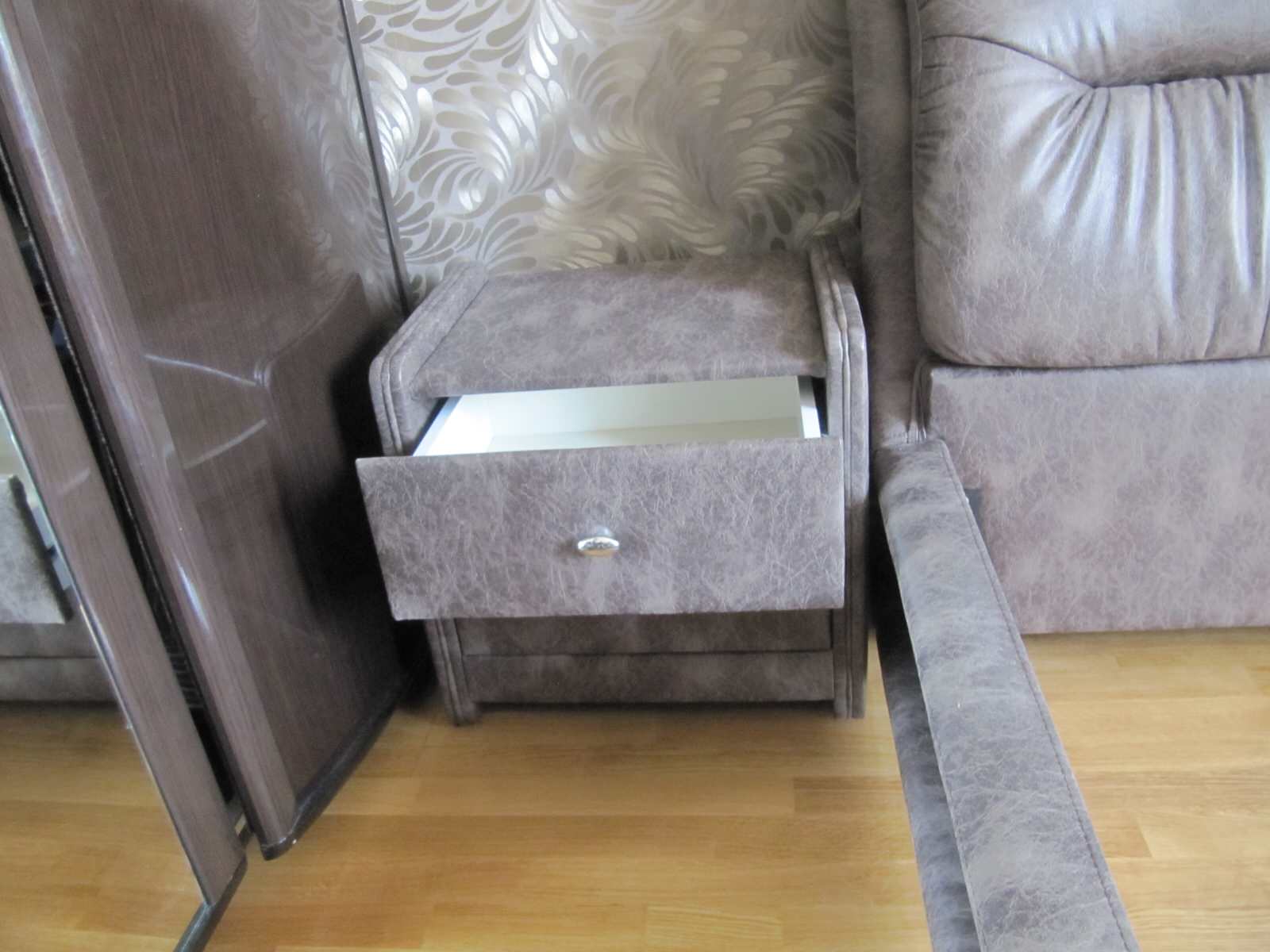 Перетяжка кровати и прикроватных тумбочек