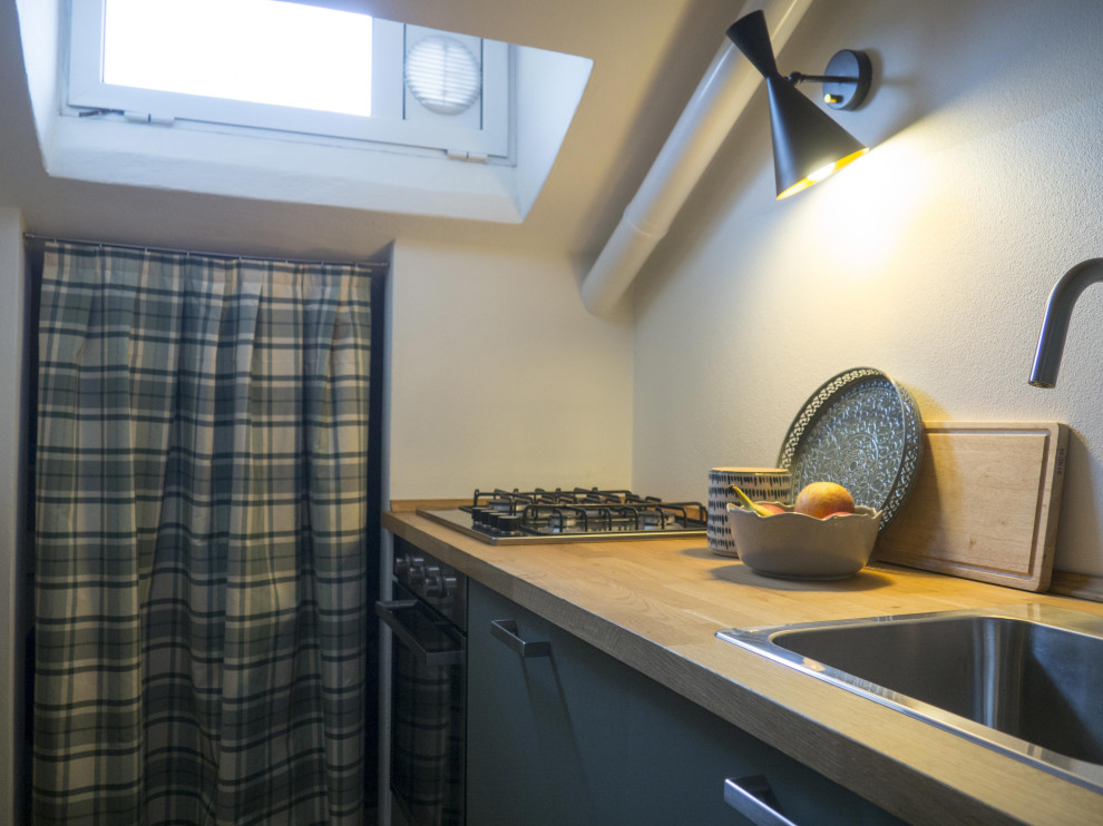 Esempio di una piccola cucina parallela eclettica chiusa con lavello da incasso, ante lisce, ante verdi, top in legno, paraspruzzi bianco, elettrodomestici in acciaio inossidabile e pavimento in legno verniciato