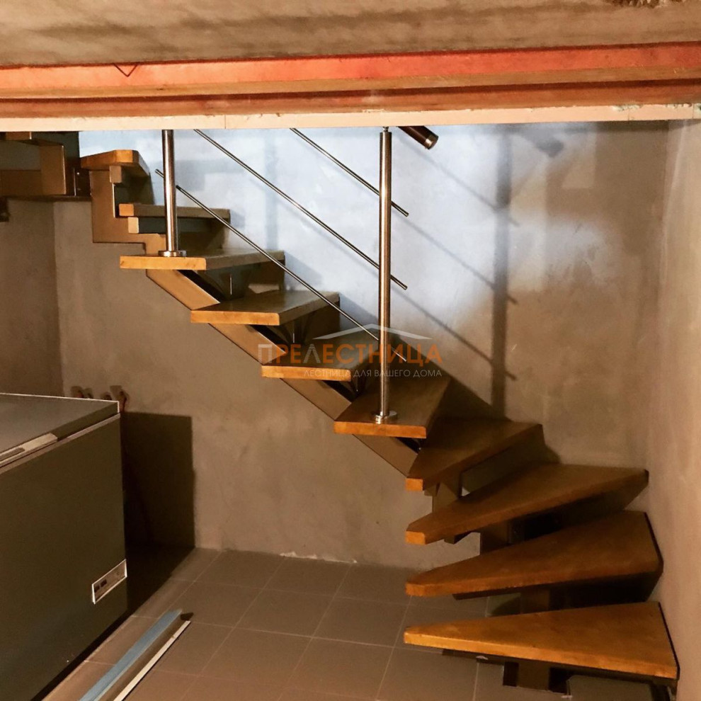 Лестница на центральной трубе Ассоль 45
