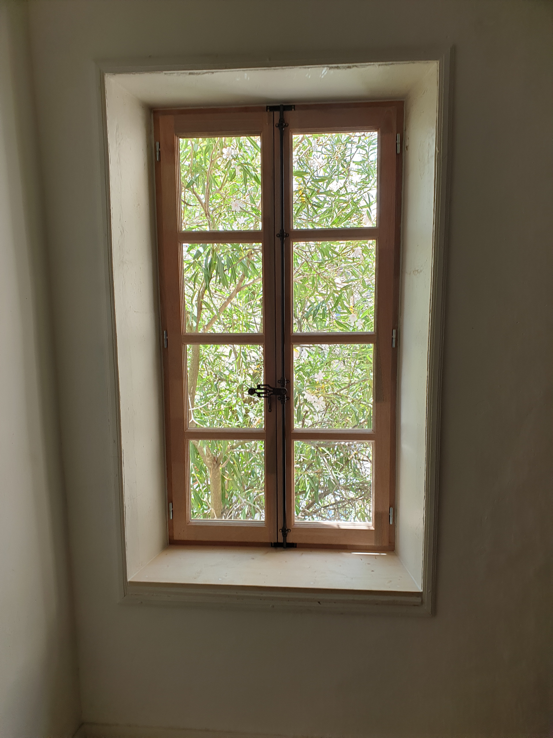 Fabrications fenêtres artisanales en bois exotiques