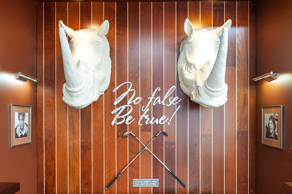 Барбершоп Trueman в Минске. Паркетная доска и винил