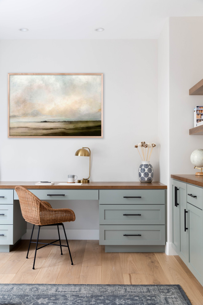 Immagine di un ufficio stile marinaro di medie dimensioni con pareti bianche, parquet chiaro, scrivania incassata e pavimento beige