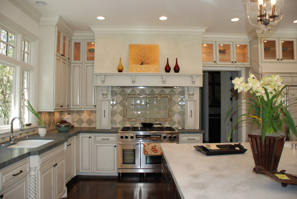 Inspiration for a traditional kitchen in San Francisco.