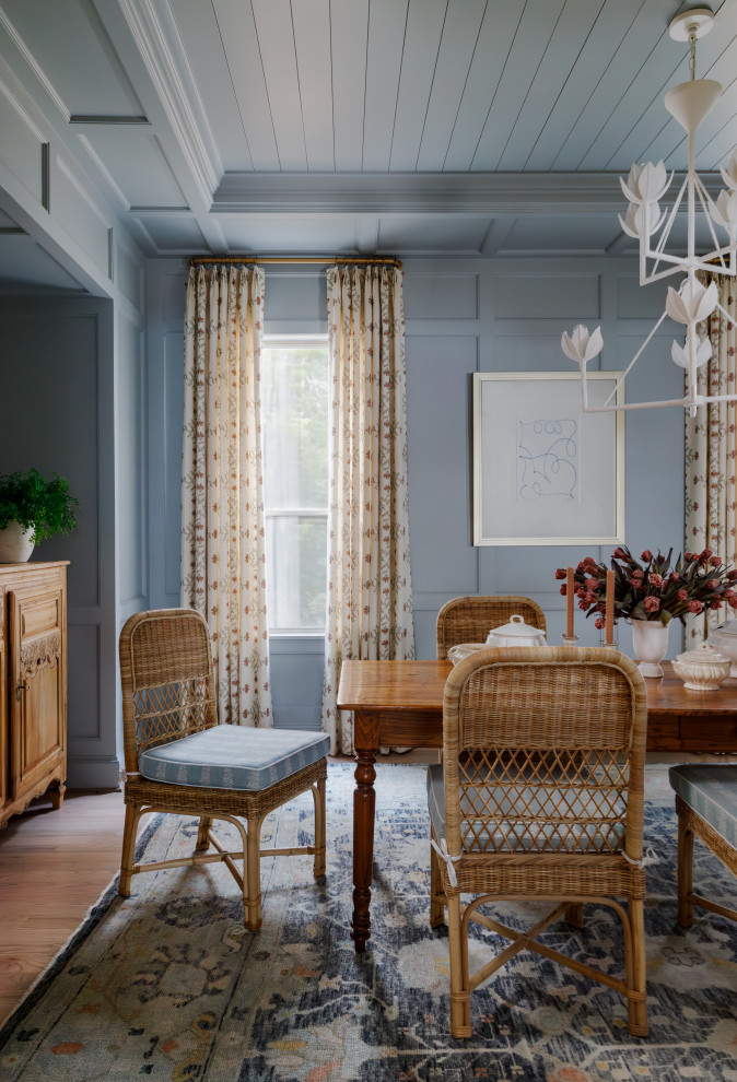 Immagine di una sala da pranzo classica di medie dimensioni con pareti blu, parquet chiaro, pavimento marrone, soffitto a cassettoni e pareti in perlinato