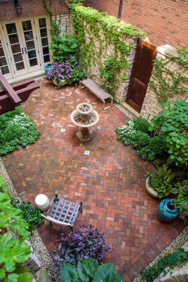 Small traditional courtyard patio in Chicago.
