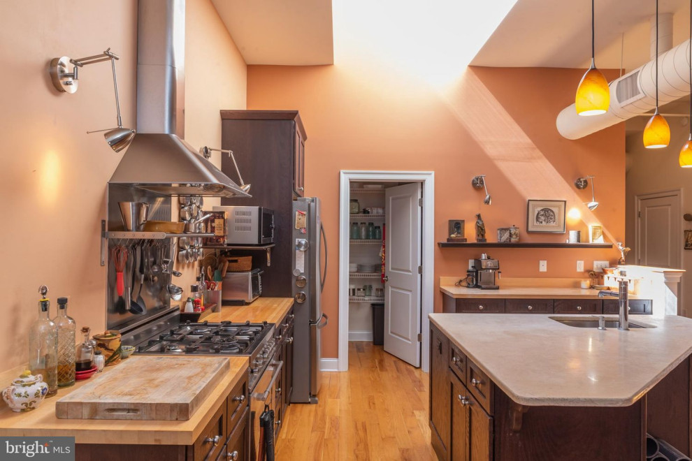 Kitchen - transitional kitchen idea