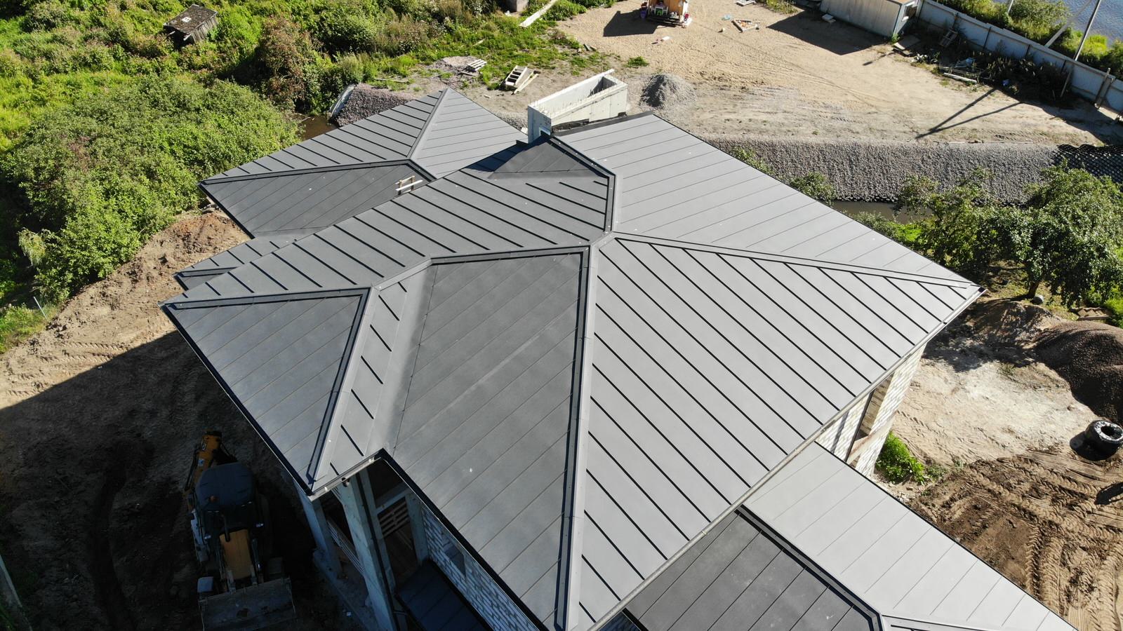 Фальцевая кровля на современном доме.