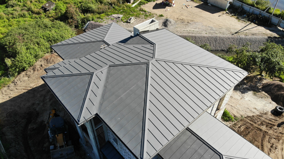 Фальцевая кровля на современном доме.