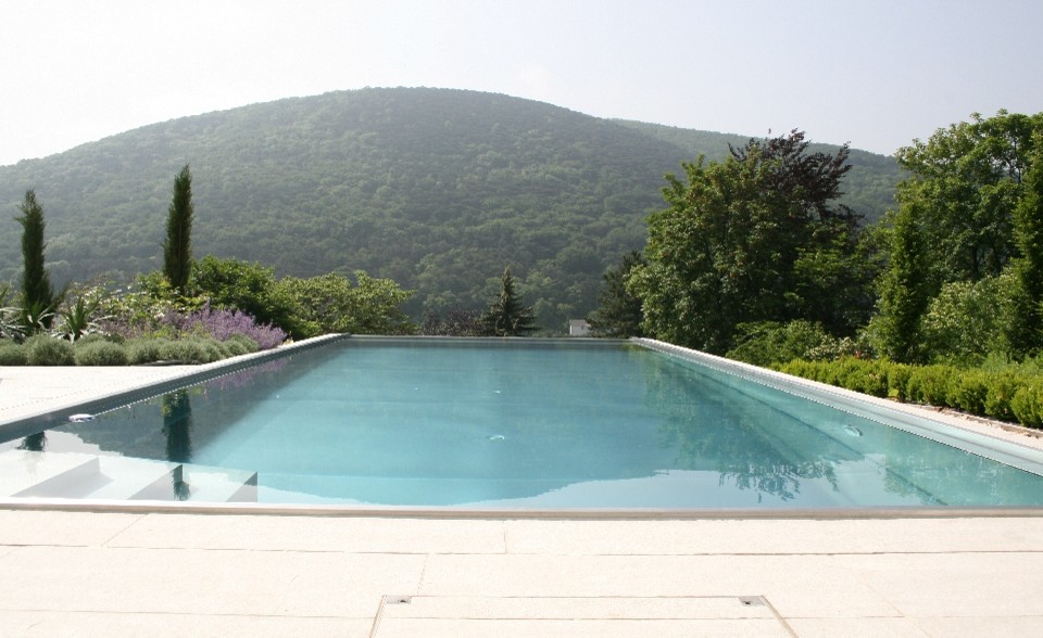 Infinity-Pool hinter dem Haus in rechteckiger Form