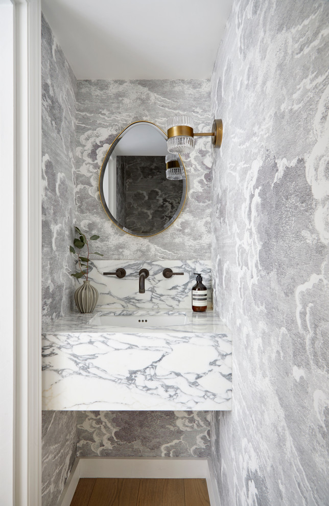 ロンドンにある高級な小さなトランジショナルスタイルのおしゃれなトイレ・洗面所 (大理石の洗面台、フローティング洗面台) の写真
