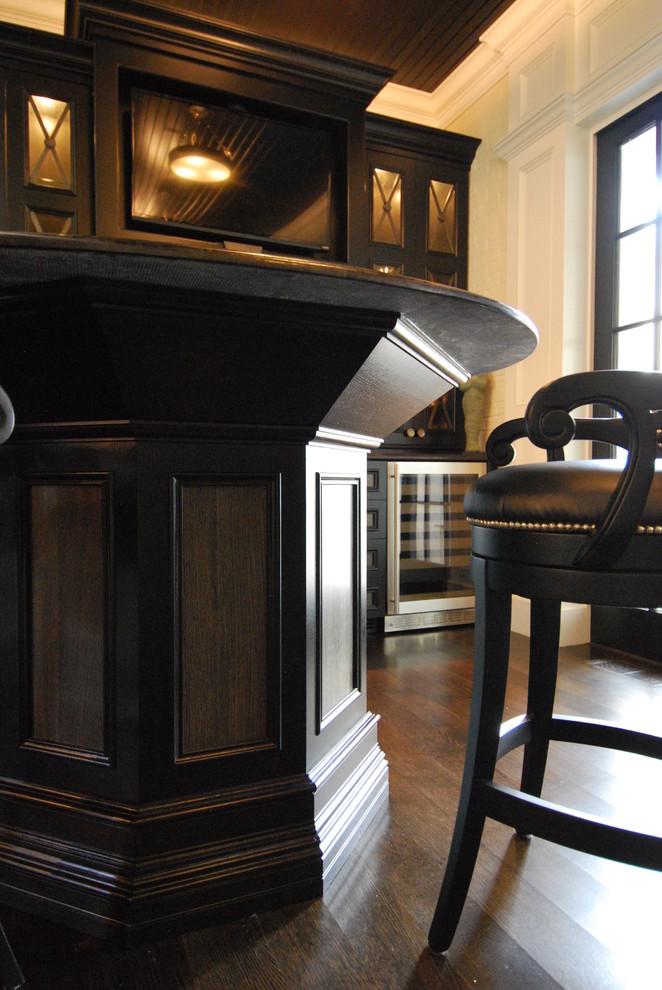 Transitional home design photo in Indianapolis