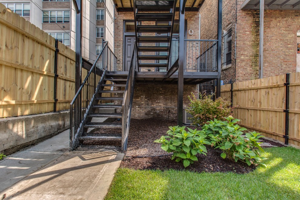 Photo of an industrial front yard verandah in Chicago.