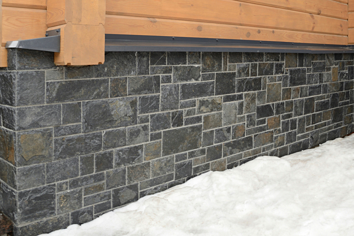 Дом из бруса с цоколем из камня