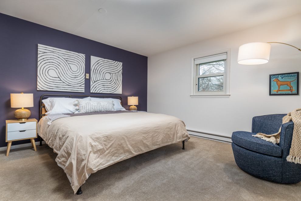 Idee per un'ampia camera degli ospiti minimalista con pareti viola, moquette e pavimento beige
