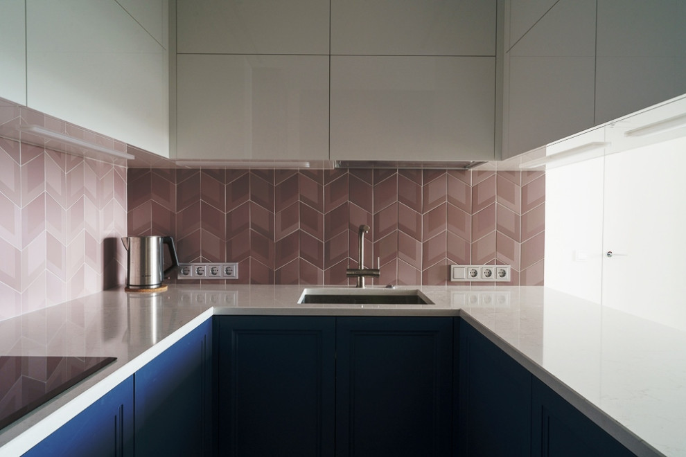 Кухня с ящиками, закрепленными на потолке