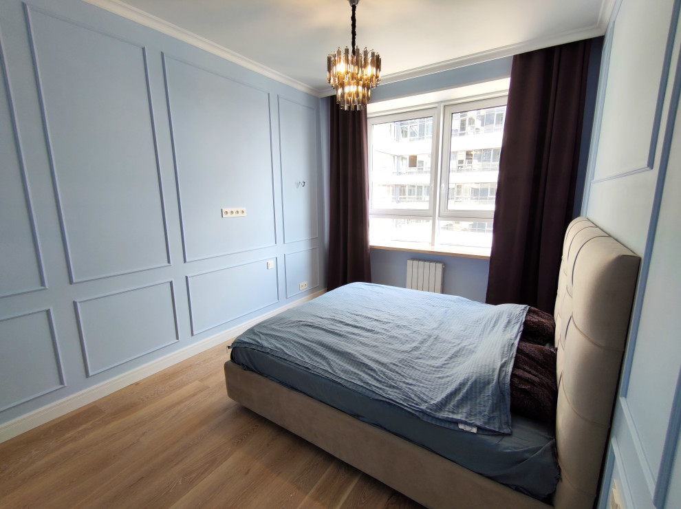 Свежая идея для дизайна: хозяйская спальня среднего размера, в светлых тонах с синими стенами, паркетным полом среднего тона, коричневым полом и обоями на стенах - отличное фото интерьера