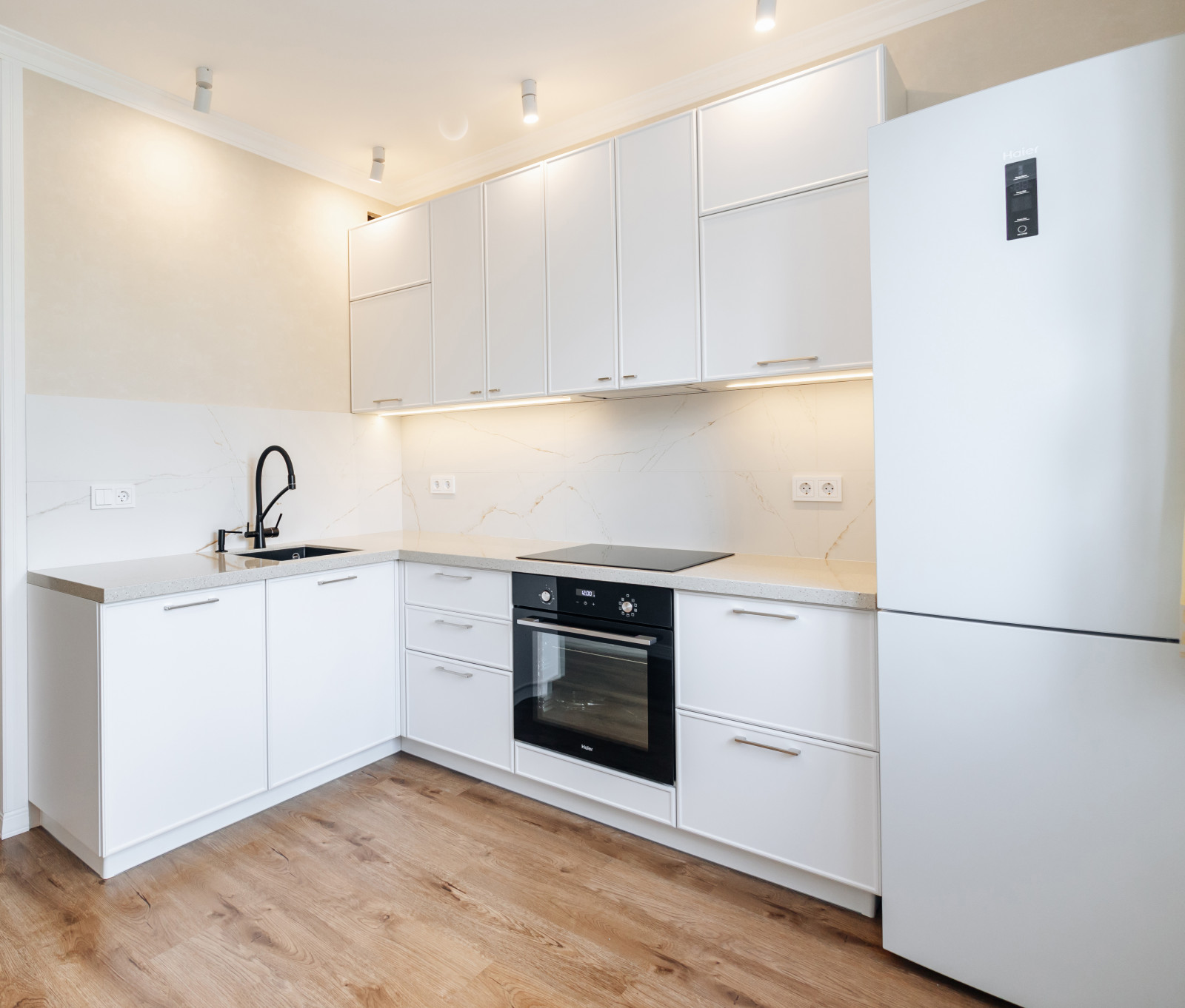 Светлая минималистичная кухня