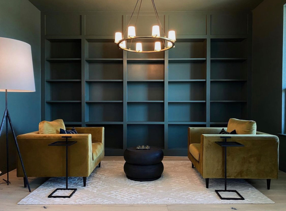 Idee per uno studio classico di medie dimensioni con libreria, pareti verdi, parquet chiaro e pavimento beige