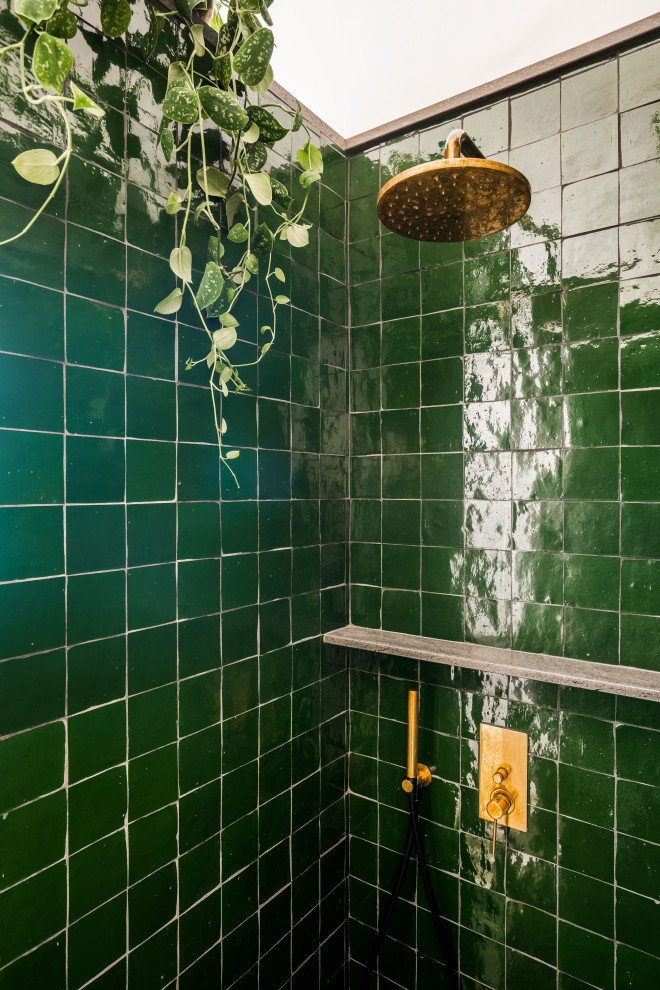 Inspiration pour une salle de bain design de taille moyenne avec WC suspendus, un carrelage vert, un mur blanc, un sol en carrelage de céramique, une vasque, un plan de toilette en calcaire, un plan de toilette gris, un banc de douche, meuble simple vasque et meuble-lavabo suspendu.