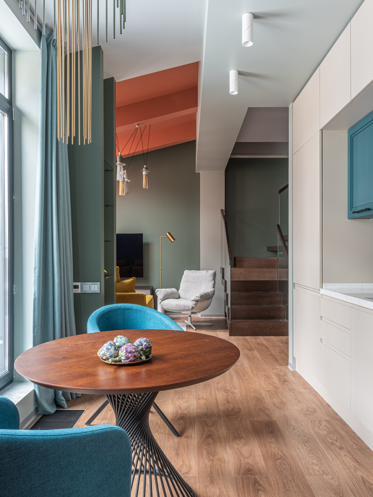 Взрыв цвета на мансардном этаже