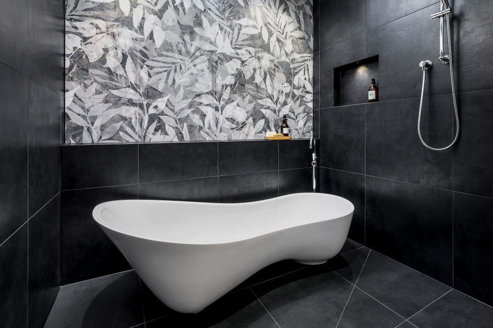 Mid-sized contemporary 3/4 bathroom in Melbourne with a freestanding tub, a curbless shower, black tile, porcelain tile, black walls, porcelain floors, black floor, an open shower and a niche.