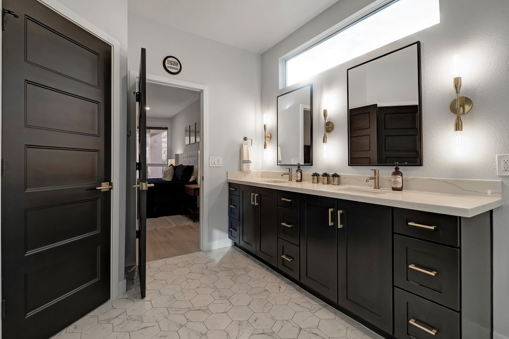 Example of a transitional bathroom design in Phoenix