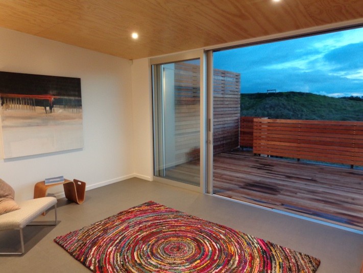 This is an example of a mid-sized beach style home design in Auckland.