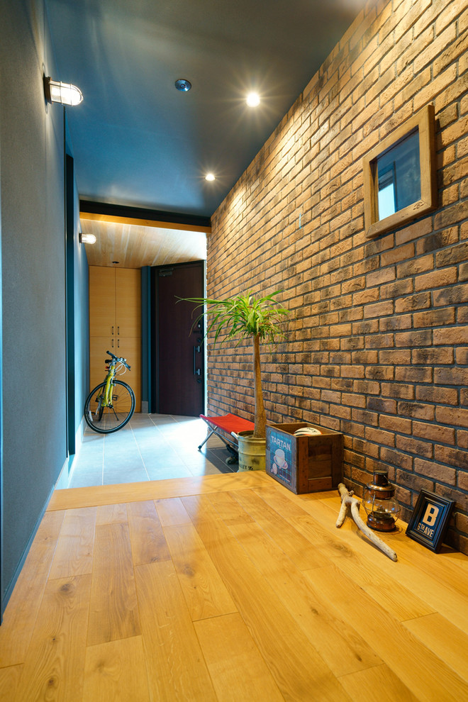Photo of an eclectic mudroom in Nagoya with multi-coloured walls, a single front door and a dark wood front door.