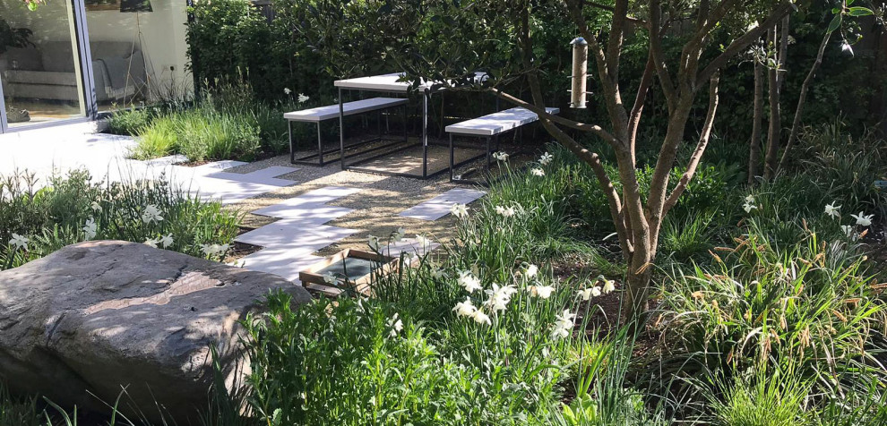 Kleiner Moderner Garten hinter dem Haus mit Natursteinplatten in Sonstige