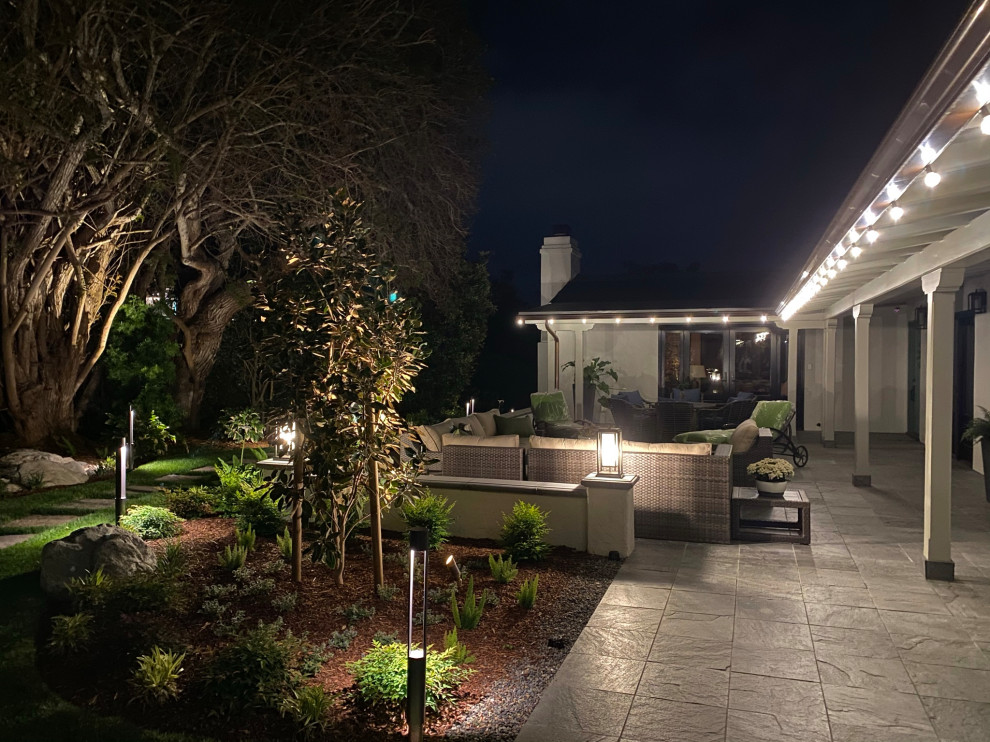 Свежая идея для дизайна: участок и сад среднего размера на заднем дворе в стиле фьюжн с покрытием из каменной брусчатки - отличное фото интерьера