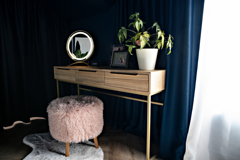 Роскошная синяя спальня на мансардном этаже