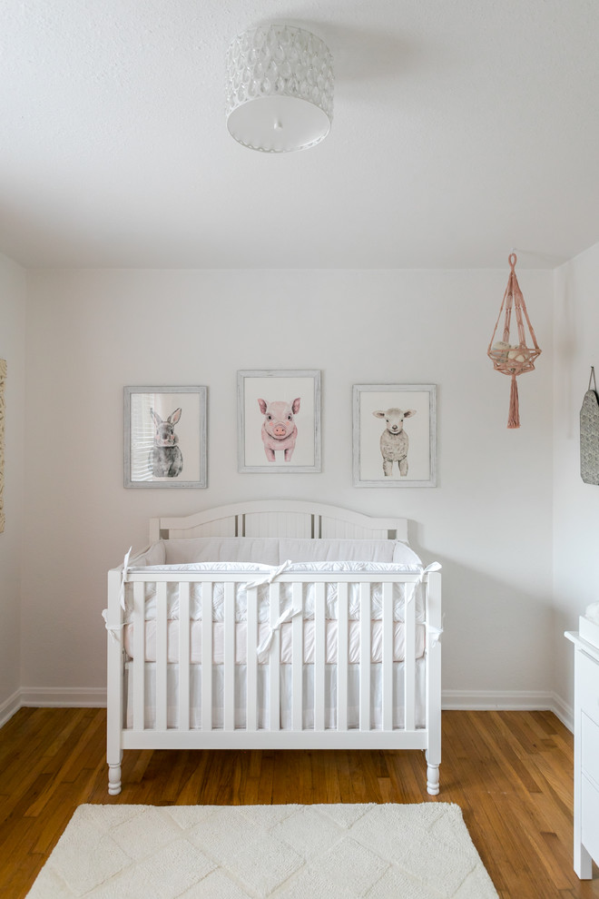 Transitional home design photo in Austin