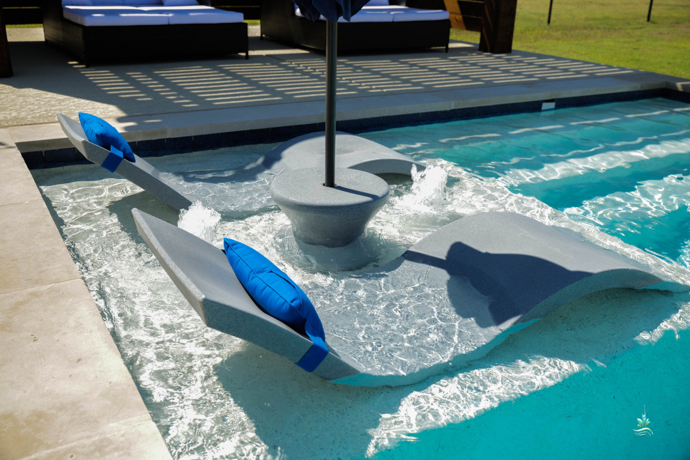 Inspiration pour une piscine arrière chalet de taille moyenne et rectangle avec un bain bouillonnant et une terrasse en bois.