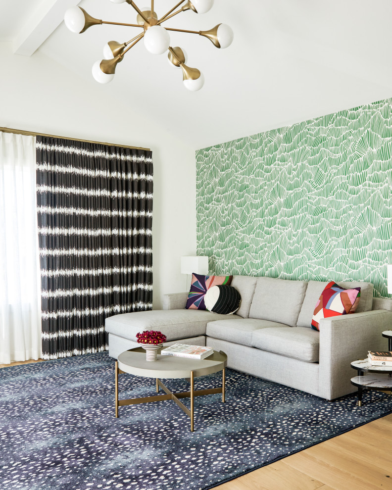 Immagine di un soggiorno design di medie dimensioni con pareti verdi, TV autoportante e carta da parati