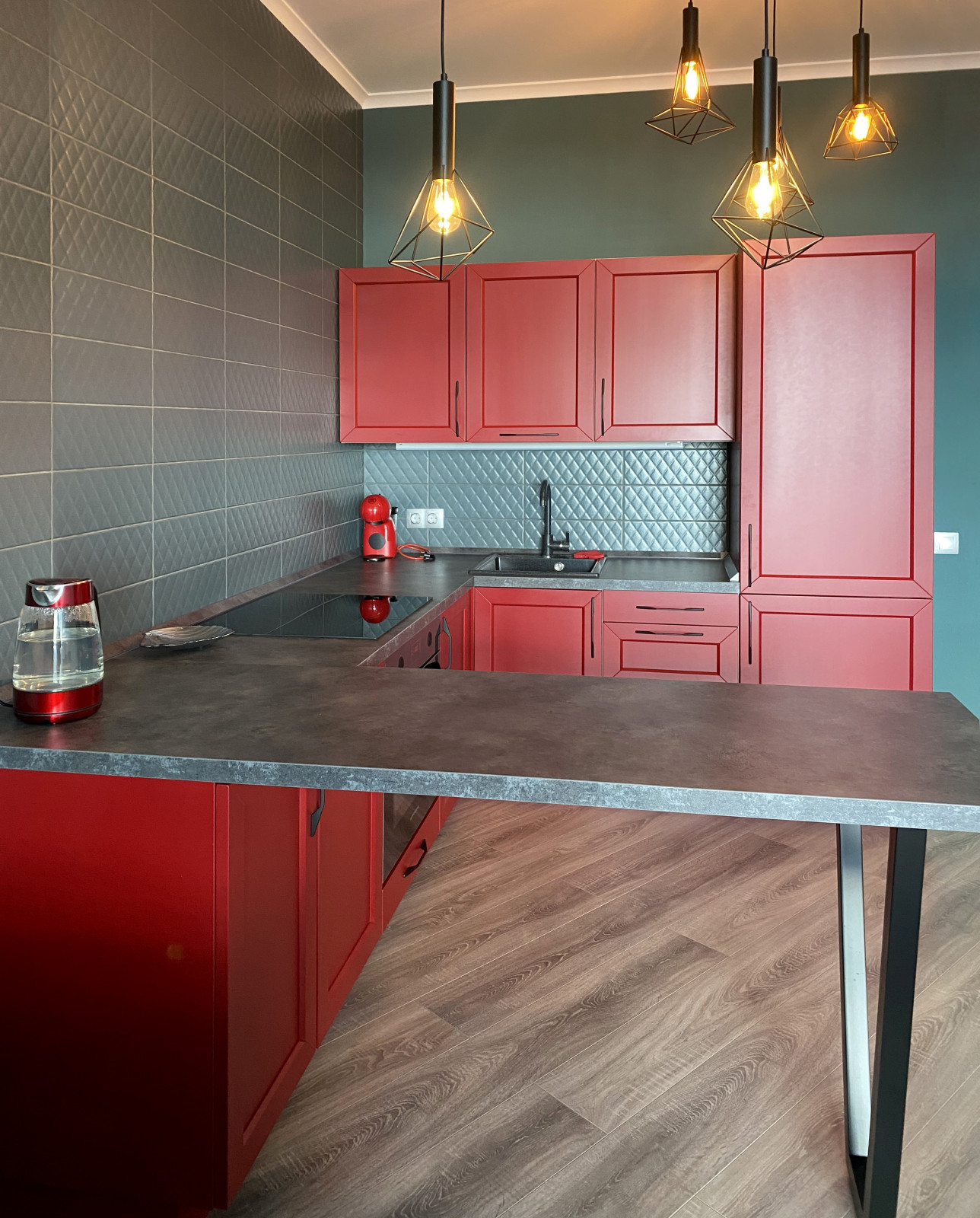 Стильная кухня с красными фасадами для квартиры-студии.
